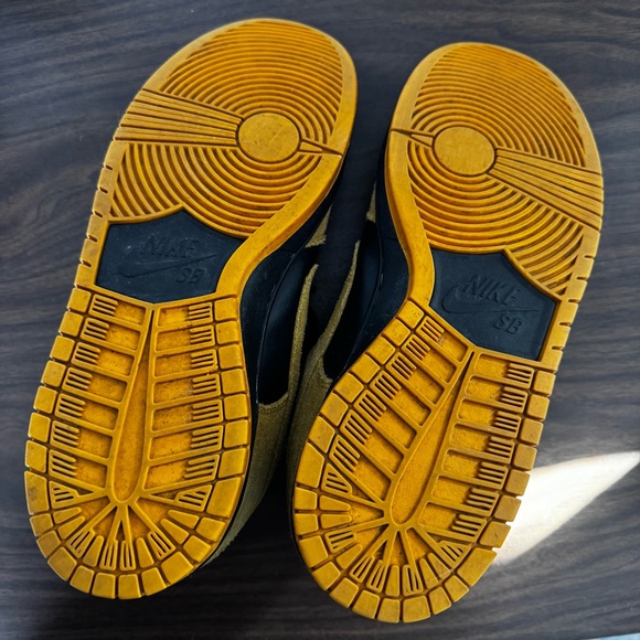 Nike SB Dunk Low Iowa Sneakers - Picture 7 of 10